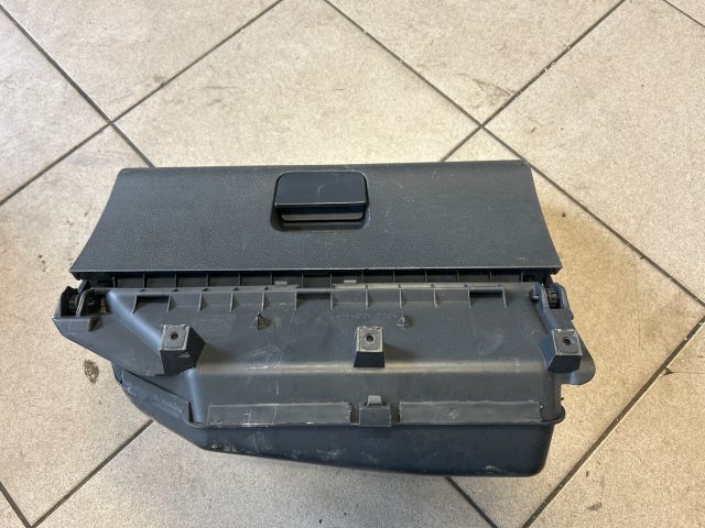 bontott VW POLO IV Kesztyűtartó