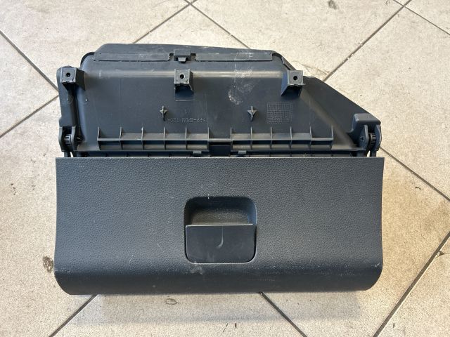 bontott VW POLO IV Kesztyűtartó