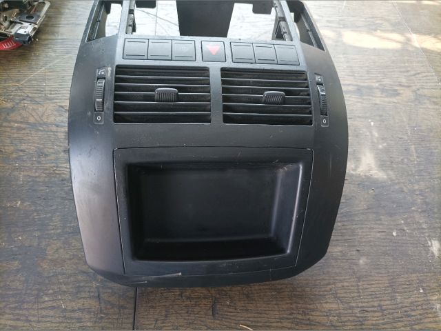 bontott VW POLO IV Középkonzol Keret