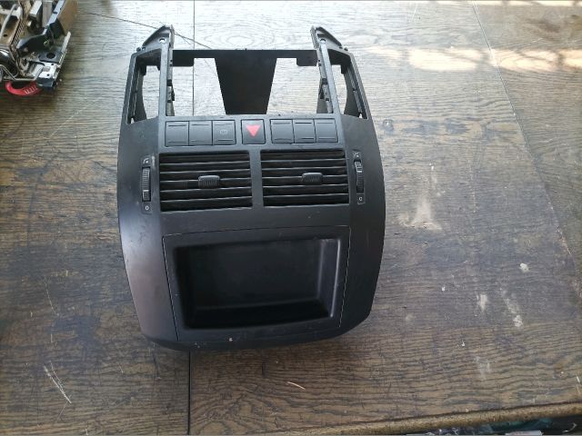 bontott VW POLO IV Középkonzol Keret