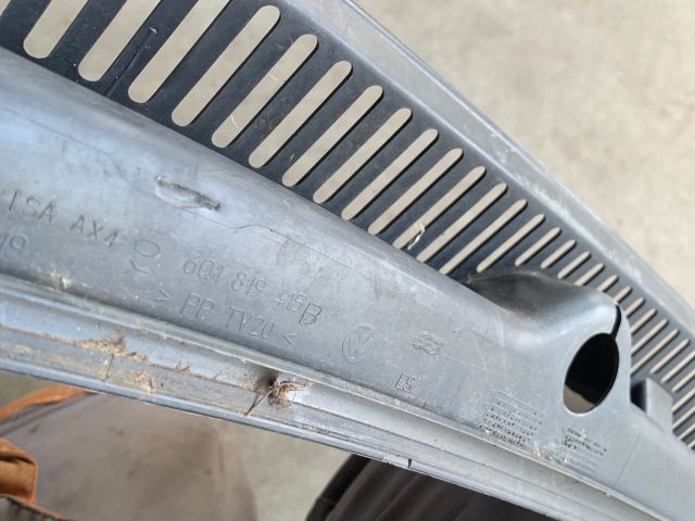 bontott VW POLO IV Levélrács