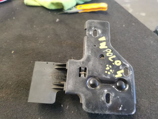 bontott VW POLO IV Motorháztető Biztonsági Kampó