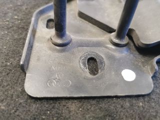 bontott VW POLO IV Motorháztető Biztonsági Kampó