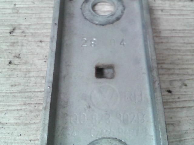 bontott VW POLO IV Motorháztető Jobb Zsanér