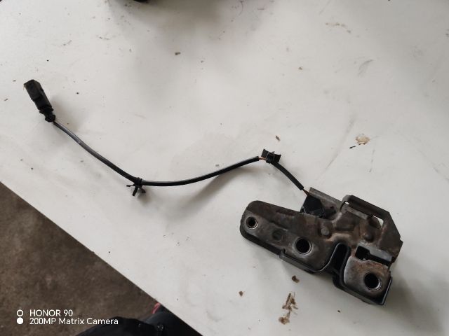 bontott VW POLO IV Motorháztető Zárszerkezet