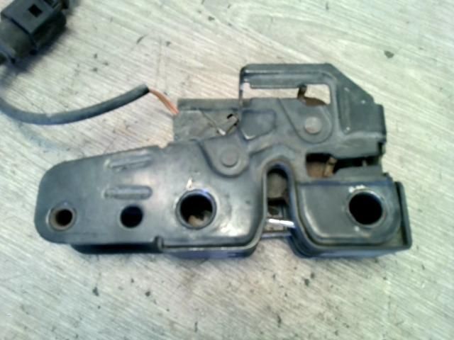 bontott VW POLO IV Motorháztető Zárszerkezet