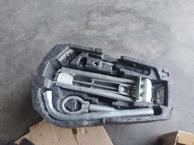 bontott VW POLO IV Pótkerék Szerszámtartó