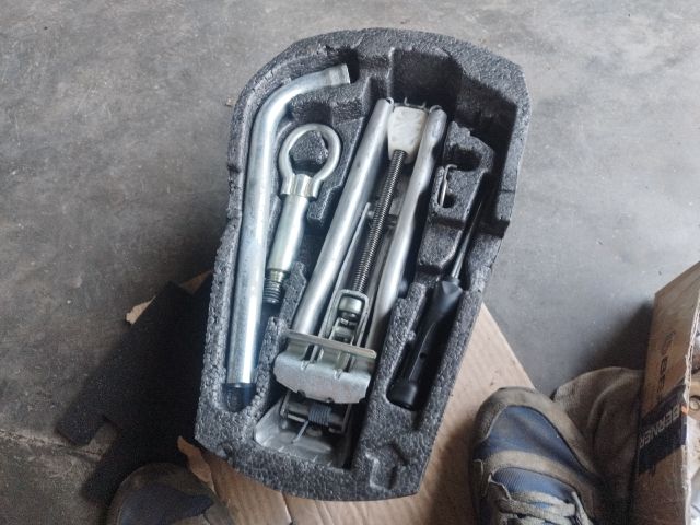 bontott VW POLO IV Pótkerék Szerszámtartó