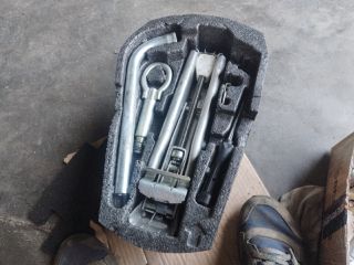 bontott VW POLO IV Pótkerék Szerszámtartó