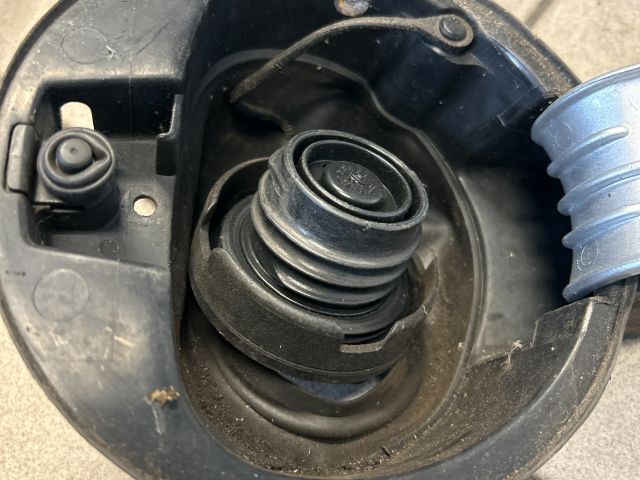 bontott VW POLO IV Tankajtó