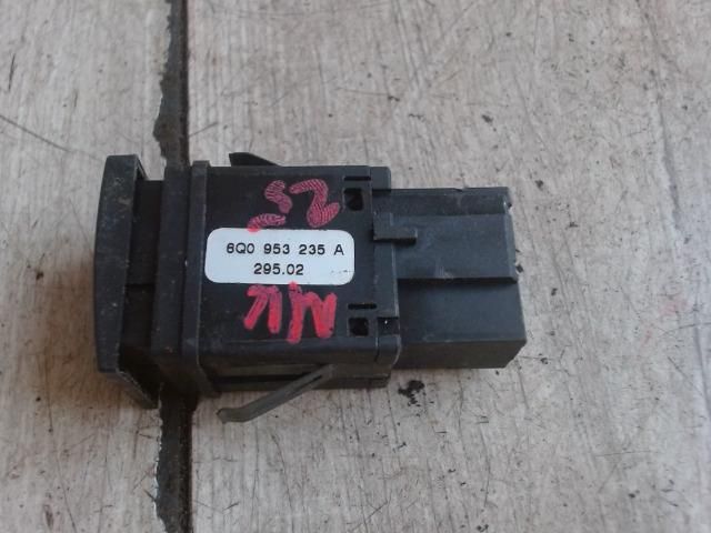 bontott VW POLO IV Vészvillogó Kapcsoló