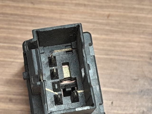 bontott VW POLO IV Vészvillogó Kapcsoló