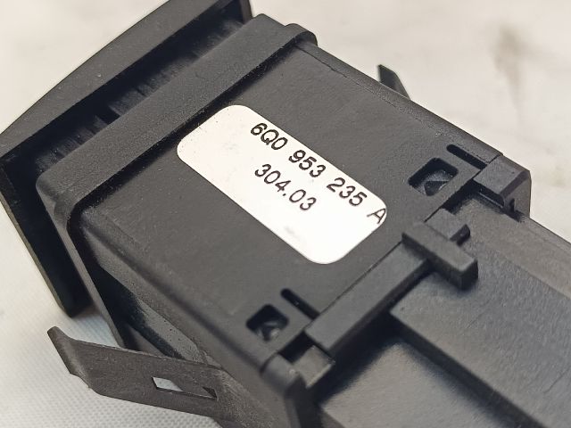 bontott VW POLO IV Vészvillogó Kapcsoló