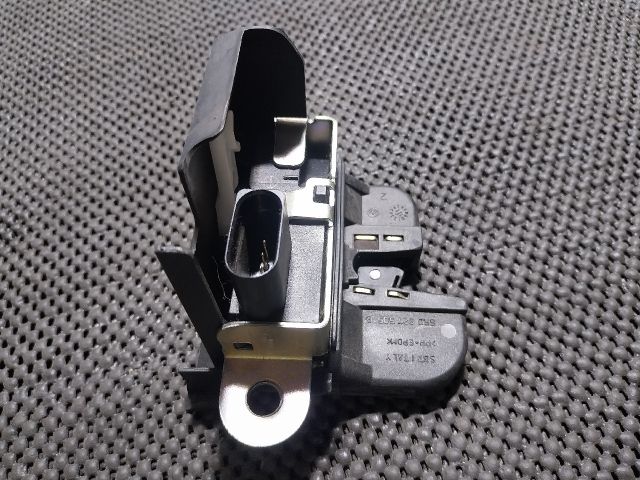 bontott VW POLO V Csomagtérajtó Zárbetét