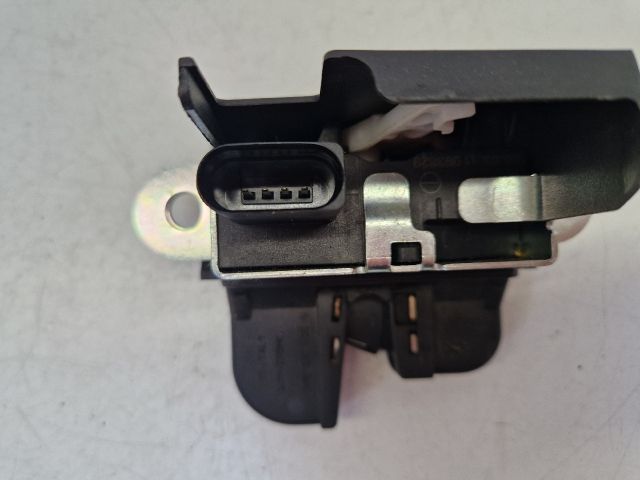 bontott VW POLO V Csomagtérajtó Zárszerkezet