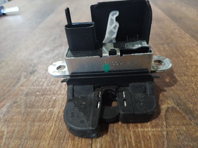 bontott VW POLO V Csomagtérajtó Zárszerkezet