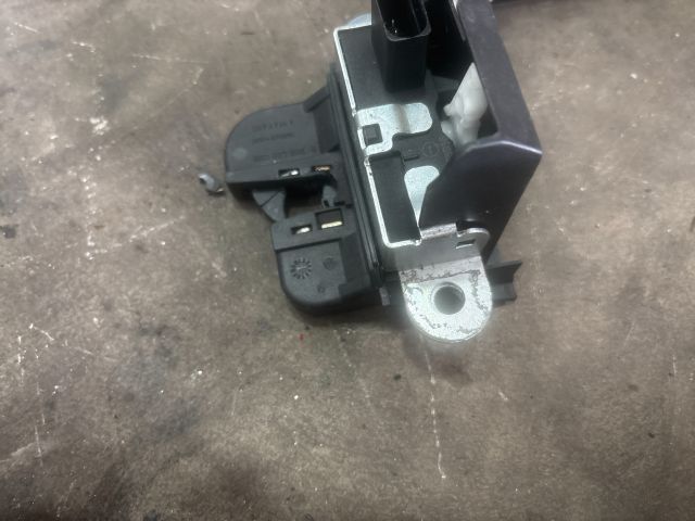 bontott VW POLO V Csomagtérajtó Zárszerkezet