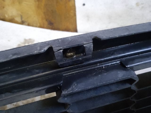 bontott VW POLO V Első Lökhárító Alsó Középső Díszrács