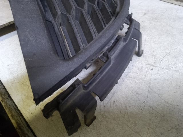 bontott VW POLO V Első Lökhárító Alsó Középső Díszrács