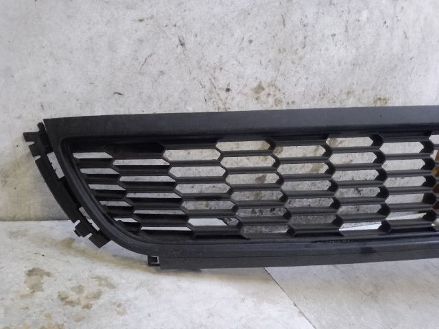 bontott VW POLO V Első Lökhárító Alsó Középső Díszrács