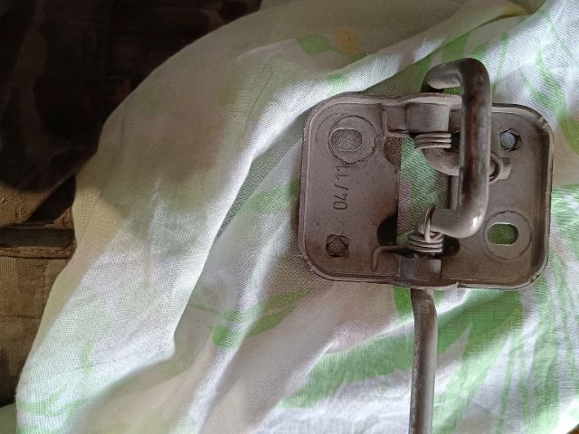 bontott VW POLO V Motorháztető Nyitó Kar / Gomb