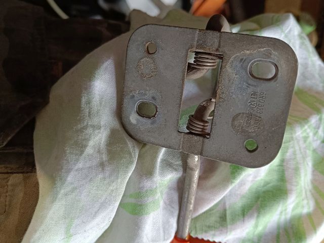 bontott VW POLO V Motorháztető Nyitó Kar / Gomb