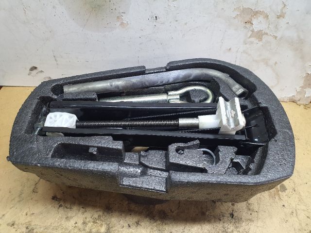 bontott VW POLO V Pótkerék Szerszámtartó