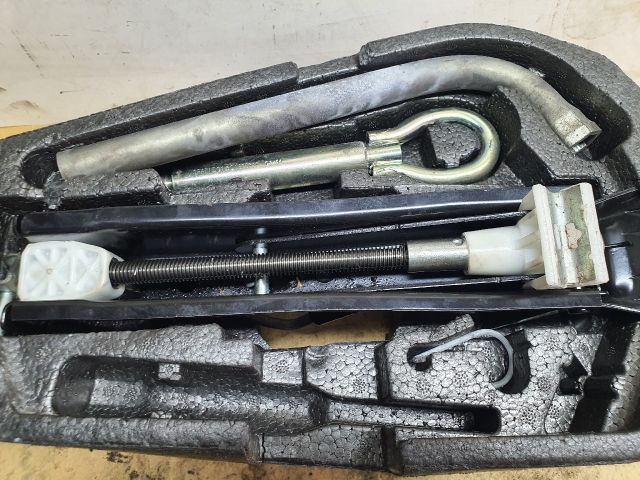 bontott VW POLO V Pótkerék Szerszámtartó