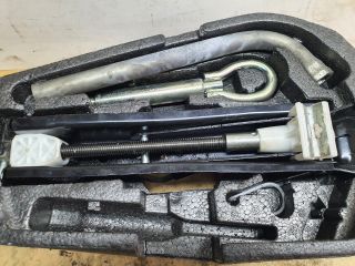 bontott VW POLO V Pótkerék Szerszámtartó