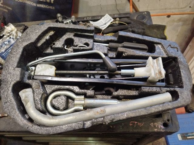 bontott VW POLO V Szerszámkészlet