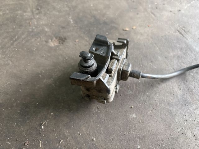 bontott VW POLO V Tankajtó Nyitó Kar / Gomb