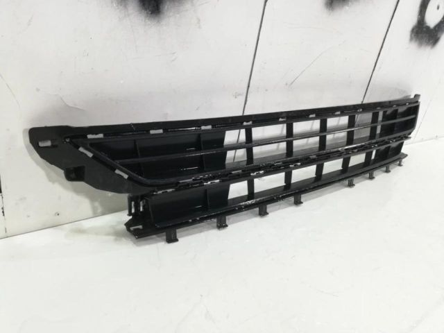 bontott VW POLO VI Első Lökhárító Alsó Középső Díszrács