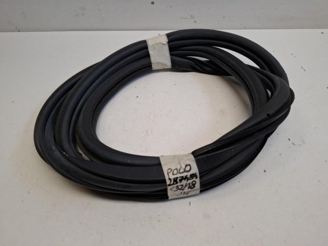 bontott VW POLO VI Jobb hátsó Gumikéder