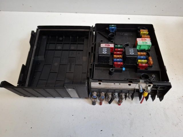 bontott VW SCIROCCO Biztosítéktábla Motortér