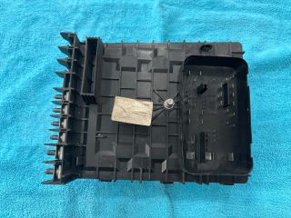 bontott VW SCIROCCO Biztosítéktábla Motortér