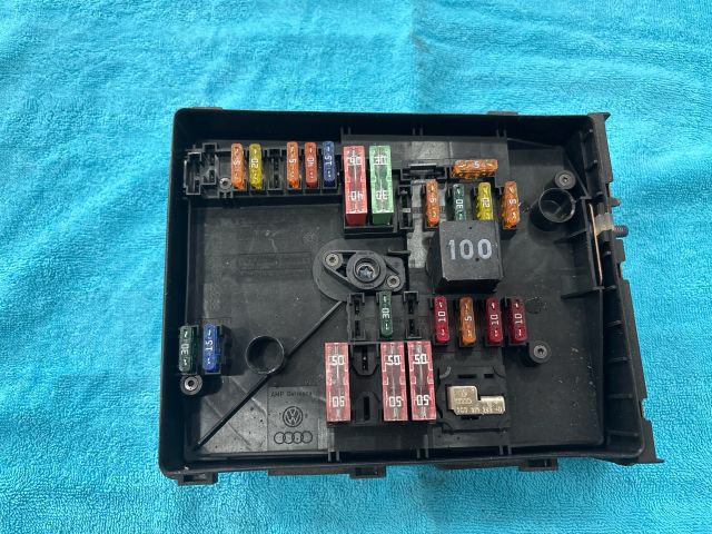 bontott VW SCIROCCO Biztosítéktábla Motortér