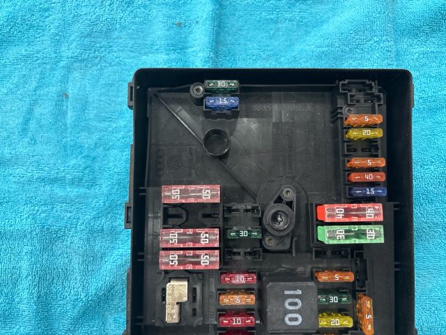 bontott VW SCIROCCO Biztosítéktábla Motortér