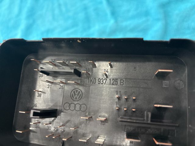 bontott VW SCIROCCO Biztosítéktábla Motortér