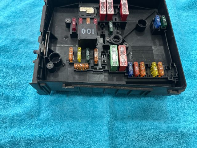 bontott VW SCIROCCO Biztosítéktábla Motortér