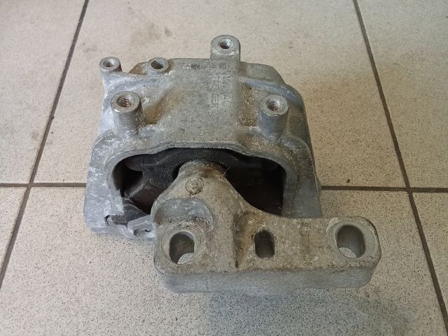 bontott VW SCIROCCO Motor Tartó Bak (Pozíciófüggetlen)