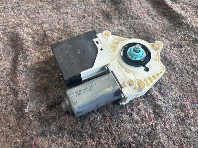 bontott VW SCIROCCO Bal első Ablakemelő Motor