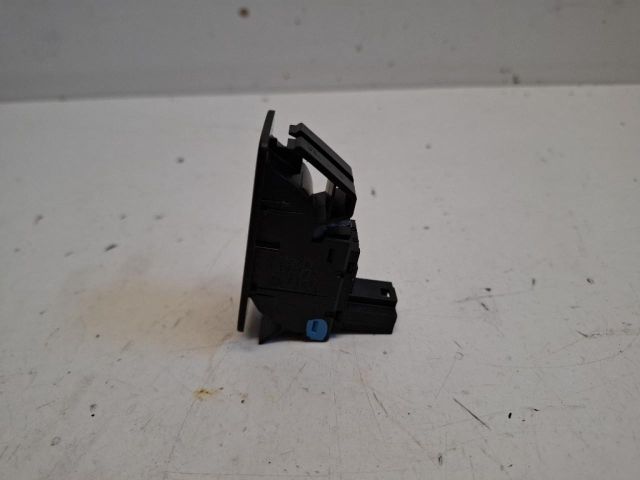 bontott VW SCIROCCO Csomagtér Nyitó Kar / Gomb