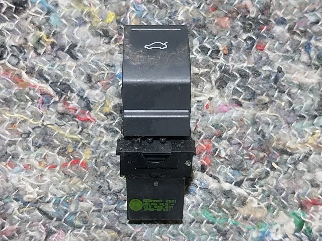 bontott VW SCIROCCO Csomagtér Nyitó Kar / Gomb