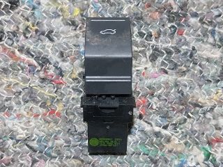 bontott VW SCIROCCO Csomagtér Nyitó Kar / Gomb