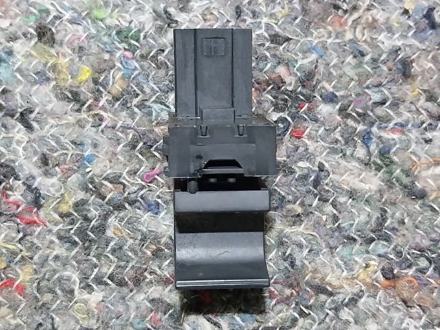 bontott VW SCIROCCO Csomagtér Nyitó Kar / Gomb