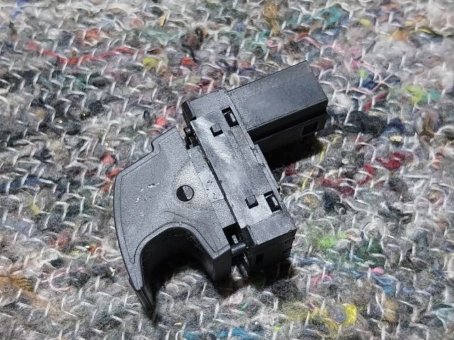 bontott VW SCIROCCO Csomagtér Nyitó Kar / Gomb