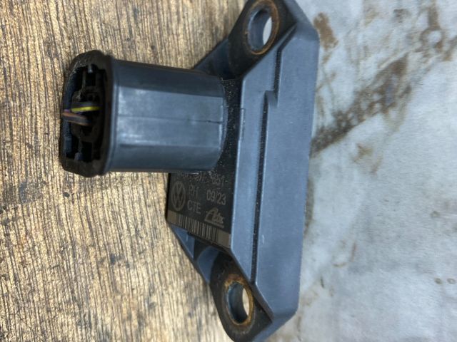 bontott VW SCIROCCO Első Középső Ütközés Érzékelő (Homlokfalon)