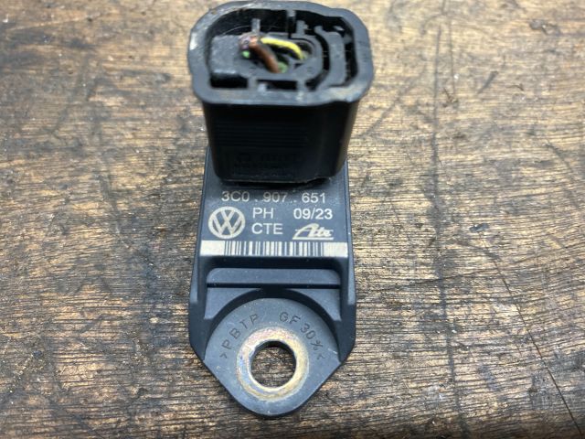 bontott VW SCIROCCO Első Középső Ütközés Érzékelő (Homlokfalon)