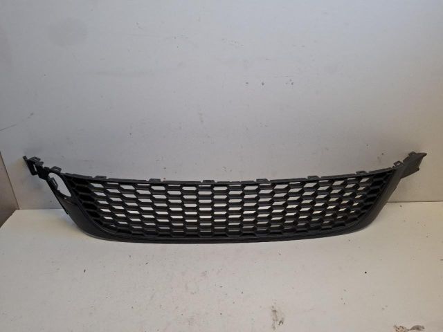 bontott VW SCIROCCO Első Lökhárító Alsó Középső Díszrács