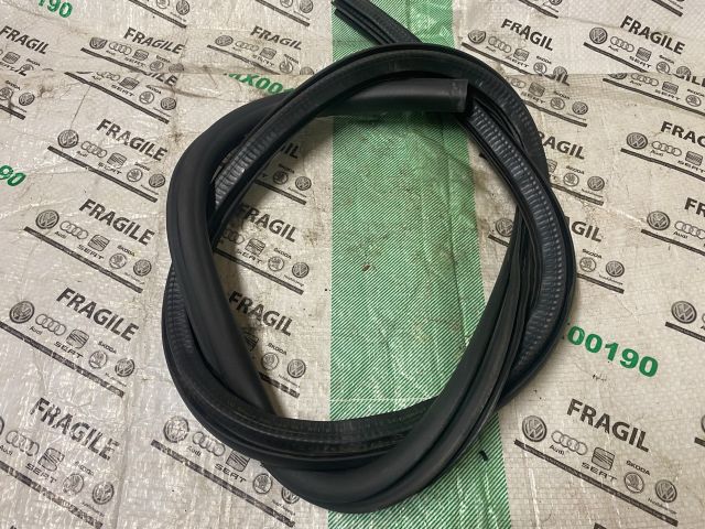 bontott VW SCIROCCO Jobb első Gumikéder